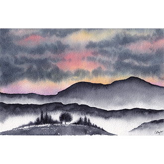 Collines noires et soleil couchant Toscane ciel rose jaune gris rouge brume paysage brumeux